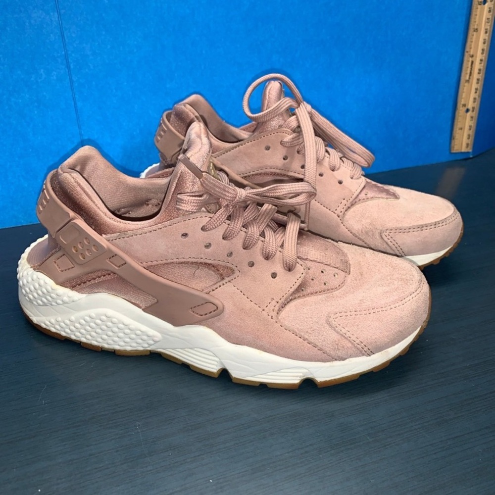 NIKE Air Huarache Run Particle Pink Suede Sneakers. Size 7.5